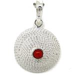 El Coral Ciondolo Corallo Rosso Pallino da 3mm. Montatura in Filigrana di Argento Bordo Cordino da 6mm. Lunghezza 23mm.