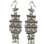 El Coral Pendientes Perlas Blancas y Cuarzo con Montura en Escalera